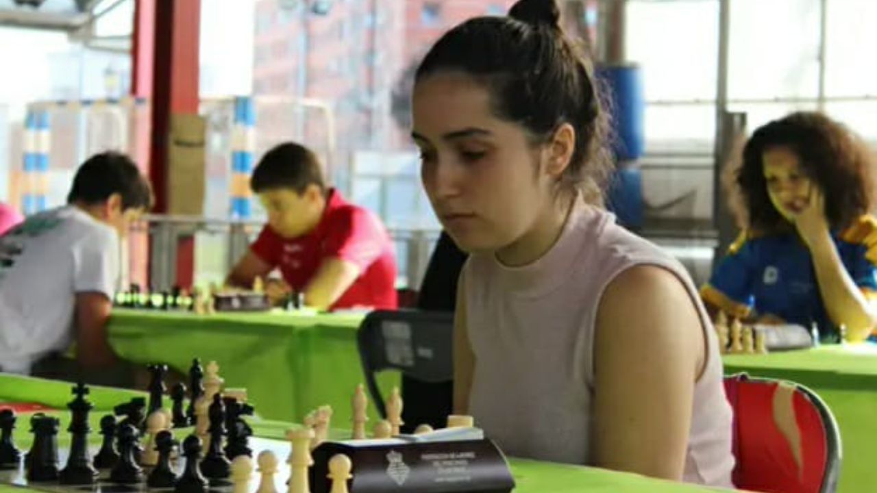 女子必须为获得绝对的世界象棋冠军而奋斗