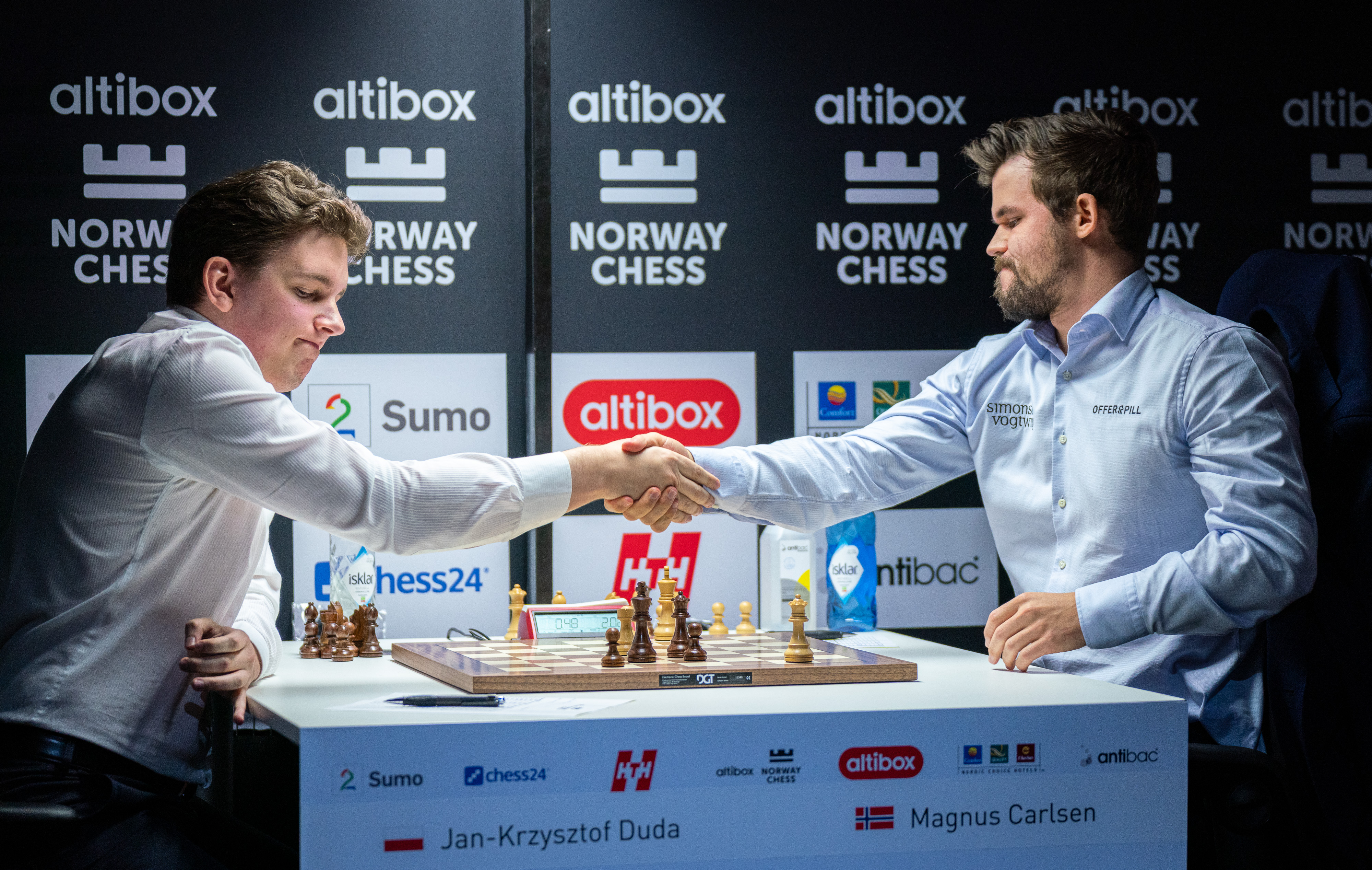 世界冠军卡尔森击败波兰棋手杜达后，遭遇两年多以来的首次失败。