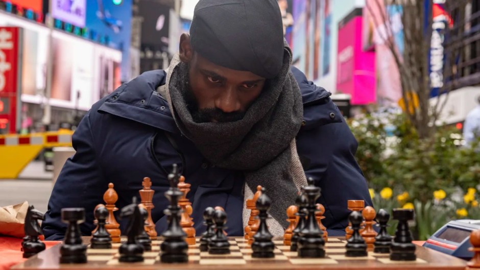尼日利亚国际象棋冠军通德·奥纳科亚在时代广场下棋60小时打破马拉松纪录
